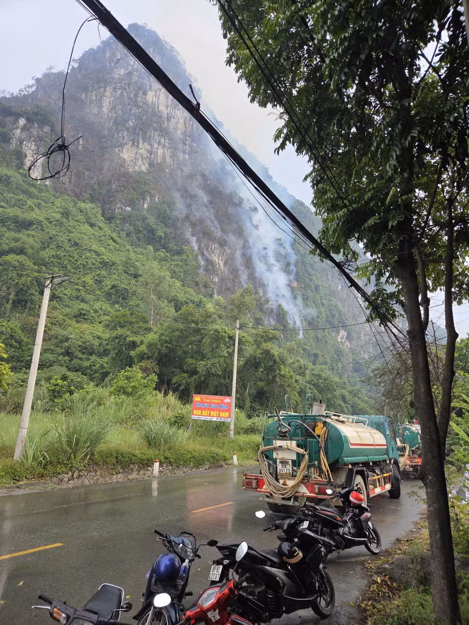 Nhiều lực lượng, phương tiện đã được huy động để tập trung dập lửa.
