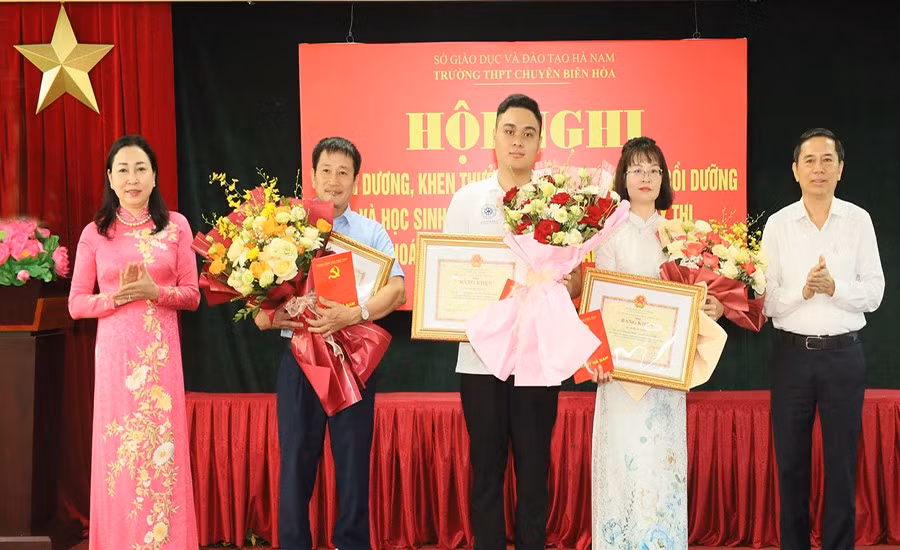 lanh-dao-tinh-ha-nam-trao-thuong-cho-em-do-trung-kien-doat-huy-chuong-vang-hoa-hoc-quoc-te-nam-2025.jpg
