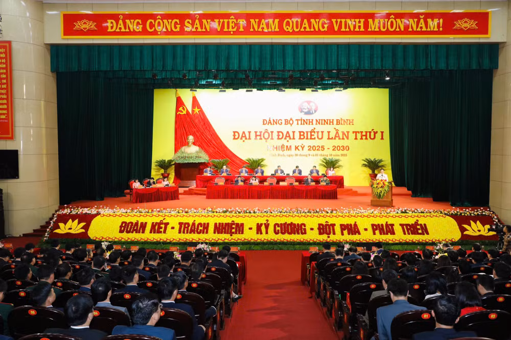 Quang cảnh phiên trù bị Đại hội Đảng bộ tỉnh Ninh Bình lần thứ nhất.