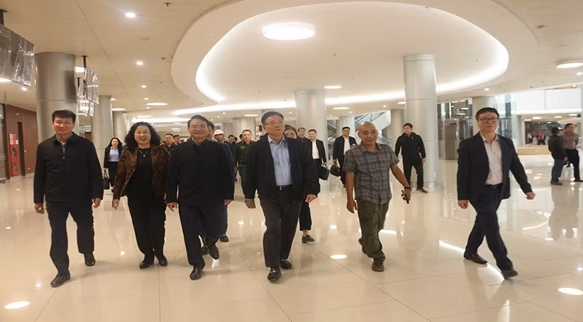 Phó Thủ tướng Lê Thành Long cùng đoàn công tác kiểm tra thực tế thi công các hạng mục xây lắp tại Dự án cơ sở 2 Bệnh viện Việt Đức tại tỉnh Ninh Bình.