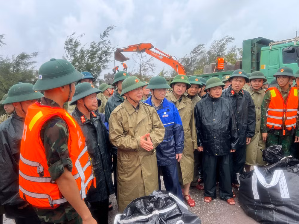 Phó Thủ tướng Chính phủ Trần Hồng Hà và Đoàn công tác đã tới kiểm tra công tác khắc phục hậu quả tại kè Hải Thịnh 3, trên tuyến đê biển Hải Hậu, xã Hải Thịnh, tỉnh Ninh Bình bị sạt sập do ảnh hưởng của cơn bão số 10.