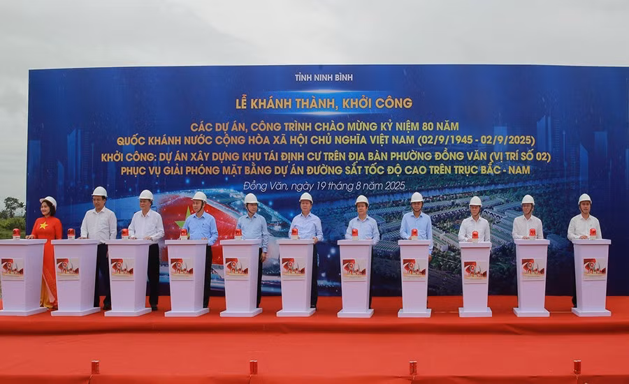 Phó Thủ tướng Trần Hồng Hà và các đại biểu thực hiện nghi thức khởi công Dự án Xây dựng khu tái định cư trên địa bàn phường Đồng Văn, tỉnh Ninh Bình.