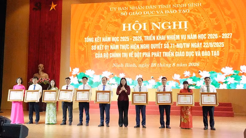 Thừa ủy quyền, đồng chí Phó Chủ tịch Ủy ban nhân dân tỉnh Hà Lan Anh trao Bằng khen của Thủ tướng Chính phủ cho các cá nhân có thành tích xuất sắc. (Ảnh: HÀ NAM)