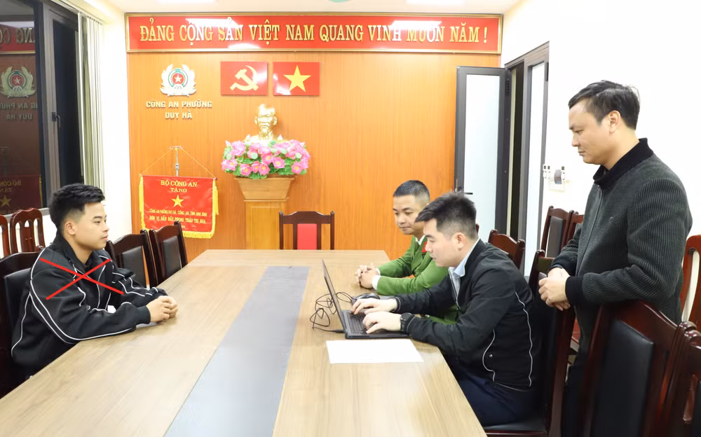 can-bo-dieu-tra-ghi-loi-khai-cua-tran-quoc-dai.jpg