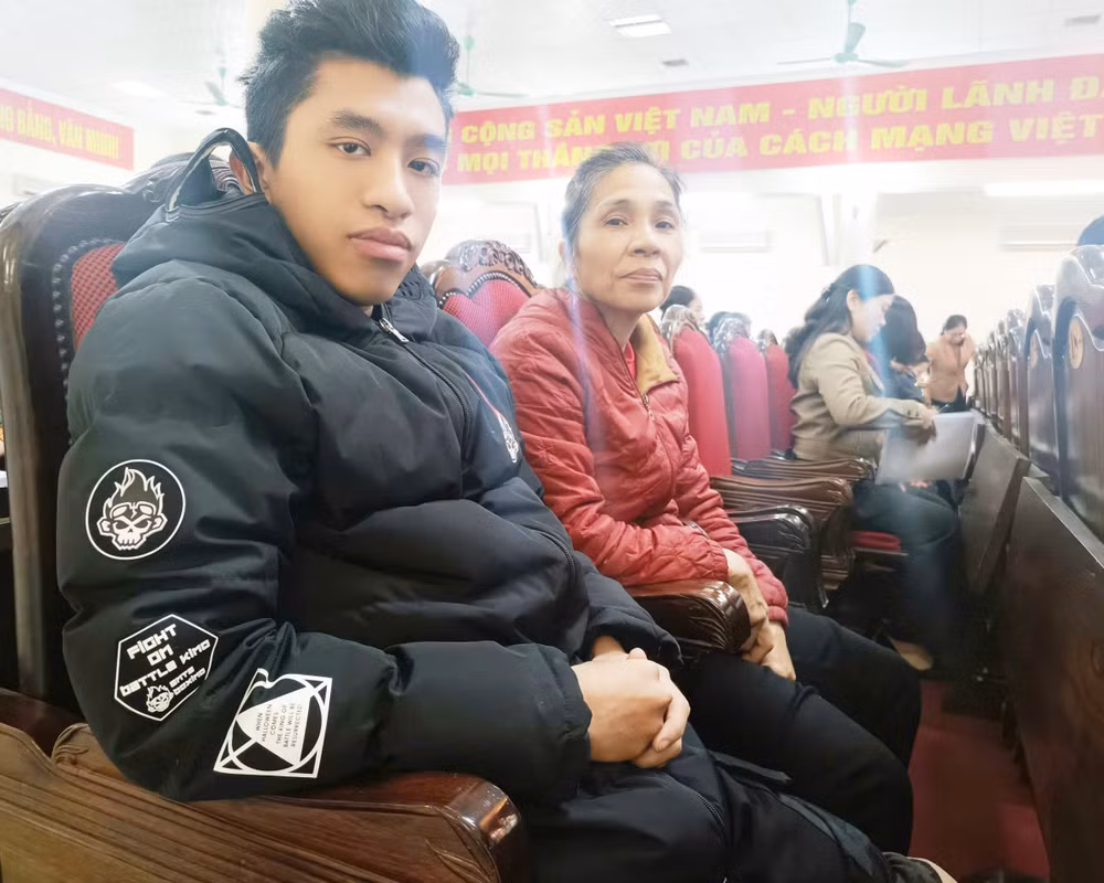 em-vu-ngoc-hung-cung-me-den-du-buoi-le.jpg