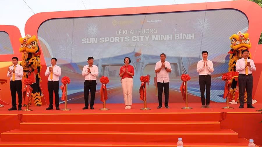 Các đại biểu cắt băng khai trương Sun Sports CITY Ninh Bình.