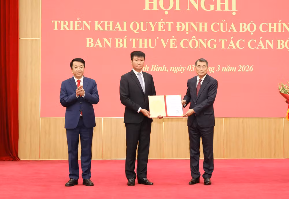 Đồng chí Trưởng Ban Tổ chức Trung ương trao Quyết định phê chuẩn Bí thư Tỉnh ủy cho đồng chí Trần Huy Tuấn.