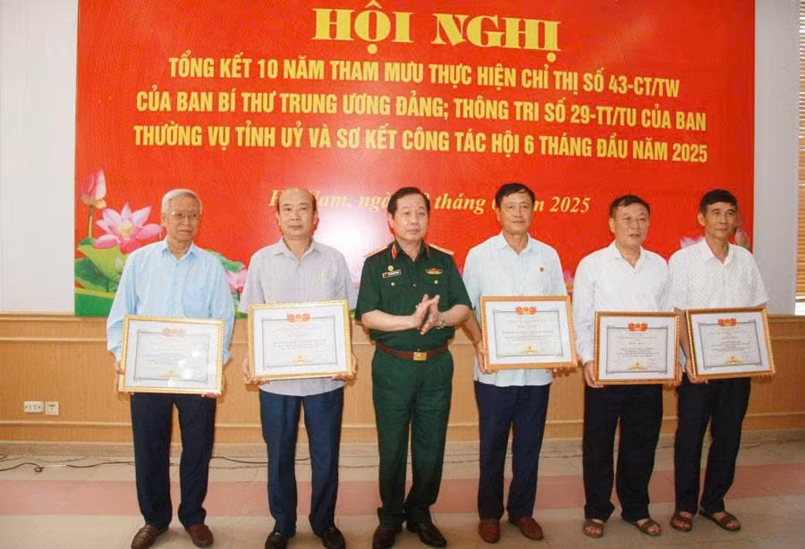 Lãnh đạo Hội Nạn nhân chất độc da cam/dioxin Việt Nam trao Bằng khen cho các tập thể, cá nhân.