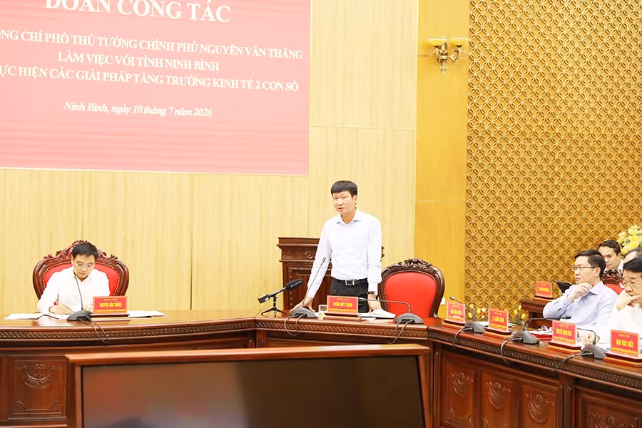 Đồng chí Bí thư Tỉnh ủy Ninh Bình phát biểu ý kiến tại buổi làm việc.
