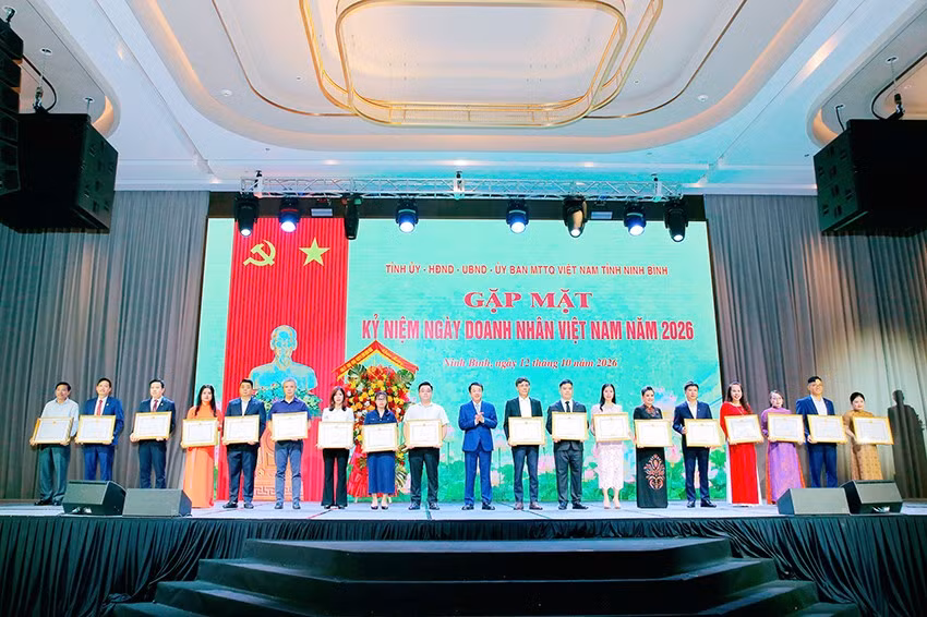 Chủ tịch Ủy ban nhân dân tỉnh Ninh Bình trao tặng Bằng khen cho các doanh nhân có thành tích xuất sắc. (Ảnh: HÀ NAM)
