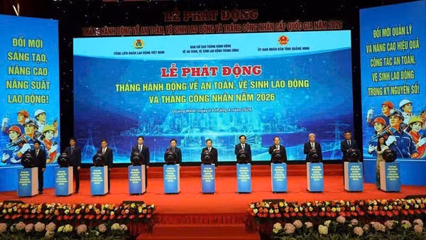 Các đại biểu ấn nút phát động Tháng hành động về an toàn, vệ sinh lao động và Tháng Công nhân năm 2026 tại Quảng Ninh, tháng 4/2026. (Ảnh: QUANG THỌ)