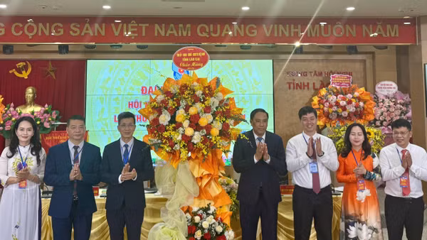 Lãnh đạo tỉnh Lào Cai tặng hoa chúc mừng Đại hội. (Ảnh: THANH SƠN)