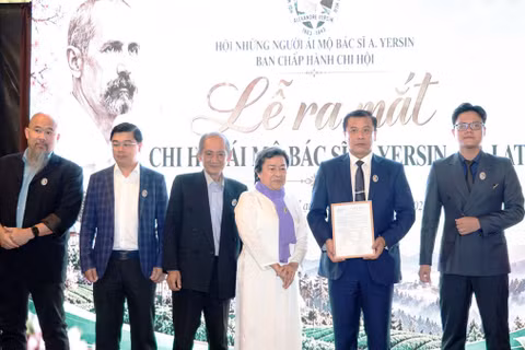Ban chấp hành Chi hội ái mộ Bác sĩ A.Yersin tại Đà Lạt tại lễ ra mắt. (Ảnh: CTV)