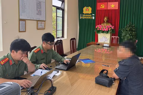 Đơn vị chức năng Công an tỉnh Lâm Đồng làm việc với ông Đ.M.T. (Ảnh: Công an tỉnh Lâm Đồng cung cấp)