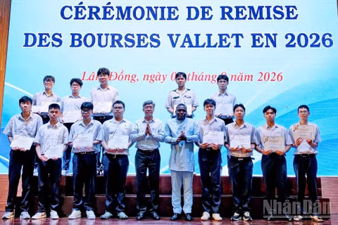Phó Chủ tịch Quỹ học bổng Vallet Espéran Padonou và Phó Chủ tịch Ủy ban nhân dân tỉnh Lâm Đồng Nguyễn Minh trao học bổng tặng các sinh viên. (Ảnh: BẢO VĂN)
