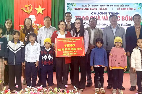 Phường Lang Biang-Đà Lạt trao 200 áo đồng phục tặng học sinh Trường tiểu học và trung học cơ sở Đưng K’Nớ, xã Đam Rông 4. (Ảnh CTV)