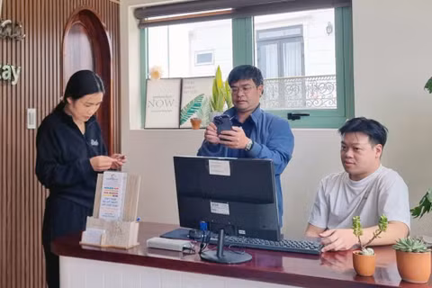 Đại diện phường Xuân Hương-Đà Lạt làm việc với cơ sở lưu trú du lịch sau khi chuyến bay Cần Thơ-Đà Lạt không khai thác như lịch trình. (Ảnh: CTV)