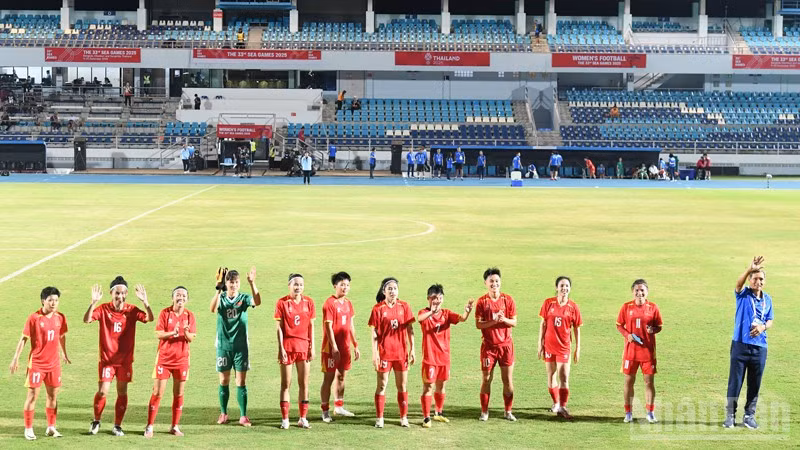 Đội tuyển bóng đá nữ chào cổ động viên Việt Nam sau chiến thắng đầu tiên tại SEA Games 33. (Ảnh: MINH THẮNG)
