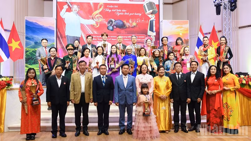 Các đại biểu cùng những thí sinh đoạt giải tại cuộc thi. (Ảnh: MINH THẮNG)
