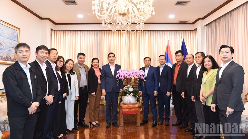 Các cơ quan đại diện Việt Nam tại Thái Lan chúc mừng về thành công của Đại hội XII của Đảng Nhân dân Cách mạng Lào. (Ảnh: MINH THẮNG)
