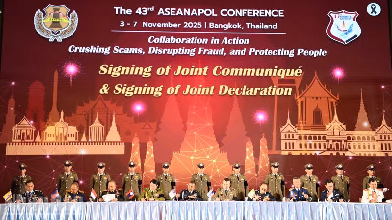 Trưởng đoàn các nước thành viên ASEANAPOL ký Thông cáo chung ASEANAPOL 43. (Ảnh: XUÂN SƠN)