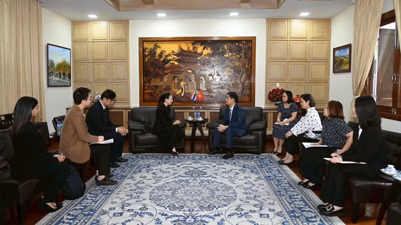 Đại sứ Phạm Việt Hùng tiếp Chủ tịch Liên đoàn Bóng đá Thái Lan Nualphan Lamsam. (Ảnh: Đại sứ quán Việt Nam tại Thái Lan)