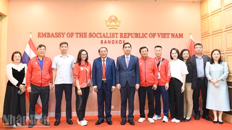 Đồng chí Nguyễn Văn Hùng thăm và làm việc tại Đại sứ quán Việt Nam tại Thái Lan. (Ảnh: MINH THẮNG)