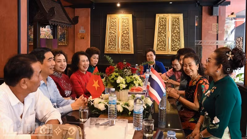 Đoàn công tác Đại sứ quán Việt Nam tại Thái Lan thăm cơ sở kinh doanh khách sạn của kiều bào Việt Nam tại tỉnh Phuket. (Ảnh: MINH THẮNG)