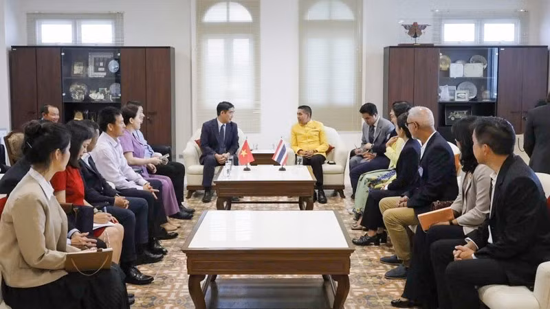 Cuộc gặp giữa Đại sứ Phạm Việt Hùng (bên trái) và Tỉnh trưởng Phuket Sophon Suwannarat (bên phải). (Ảnh: ĐẠI SỨ QUÁN VIỆT NAM TẠI THÁI LAN)