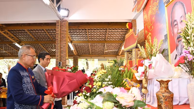 Các đại biểu dâng hoa tưởng niệm Chủ tịch Hồ Chí Minh. (Ảnh: XUÂN SƠN)