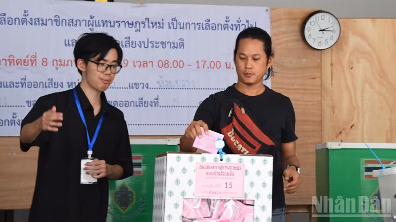 Cử tri Thái Lan bỏ phiếu bầu ứng cử viên Hạ nghị sĩ theo danh sách đảng. (Ảnh: MINH THẮNG)