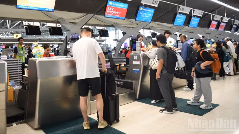 Hành khách làm thủ tục tại sân bay quốc tế Suvarnabhumi, Thái Lan. (Ảnh: MINH THẮNG)