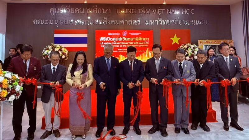 Các đại biểu cắt băng khánh thành Trung tâm Việt Nam học. (Ảnh: CTV)