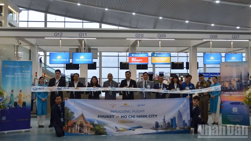 Các đại biểu cắt băng khai trương đường bay thẳng Phuket-Thành phố Hồ Chí Minh, đánh dấu sự ra mắt đường bay mới. (Ảnh: XUÂN SƠN)