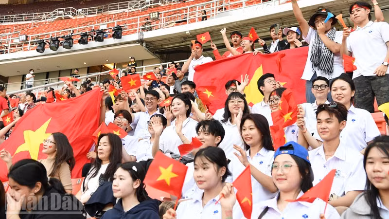 Đông đảo cổ động viên Việt Nam có mặt tại sân vận động Rajamangala. (Ảnh: MINH THẮNG)