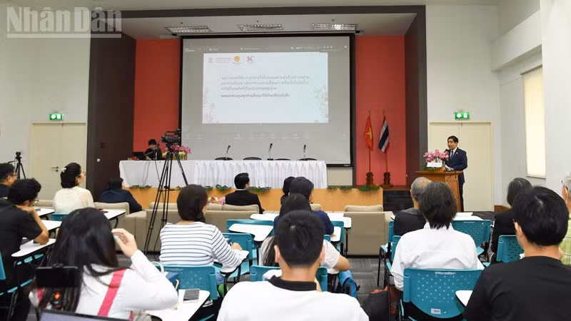 Hội thảo học thuật “Hướng tới kỷ niệm 50 năm thiết lập quan hệ ngoại giao Việt Nam-Thái Lan: Kết nối nhân dân và giao lưu văn hóa”. (Ảnh: MINH THẮNG)