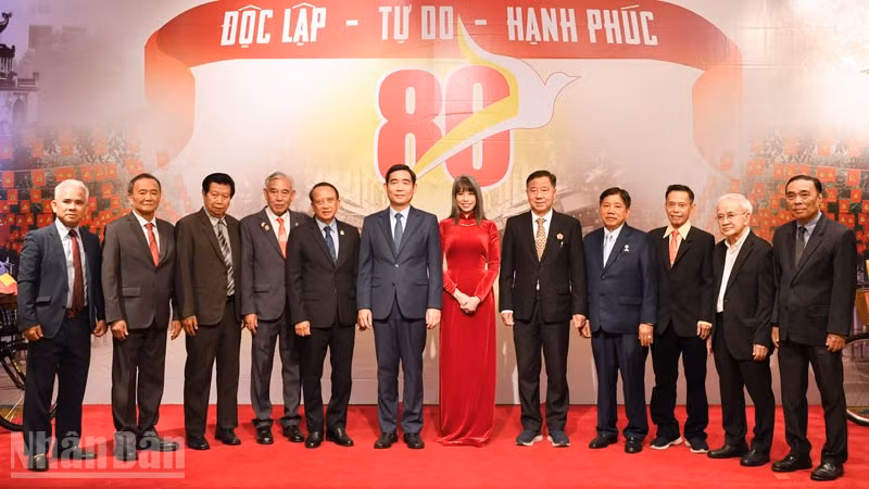Đại sứ cùng các đại biểu tham dự lễ kỷ niệm 80 năm Quốc khánh Việt Nam. (Ảnh: XUÂN SƠN)