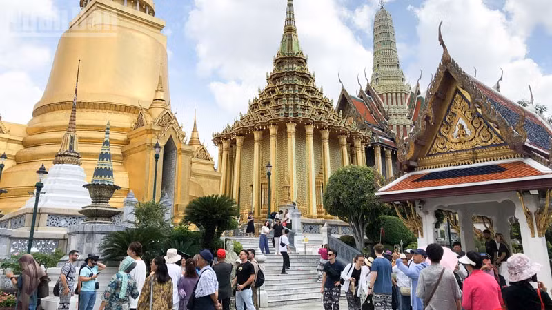 Đông đảo du khách tham quan Wat Phra Kaew cổ kính. (Ảnh: MINH THẮNG) 