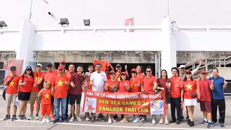 Đông đảo cổ động viên tới cổ vũ đội tuyển Việt Nam tại sân vận động Rajamangala. (Ảnh: MINH THẮNG)