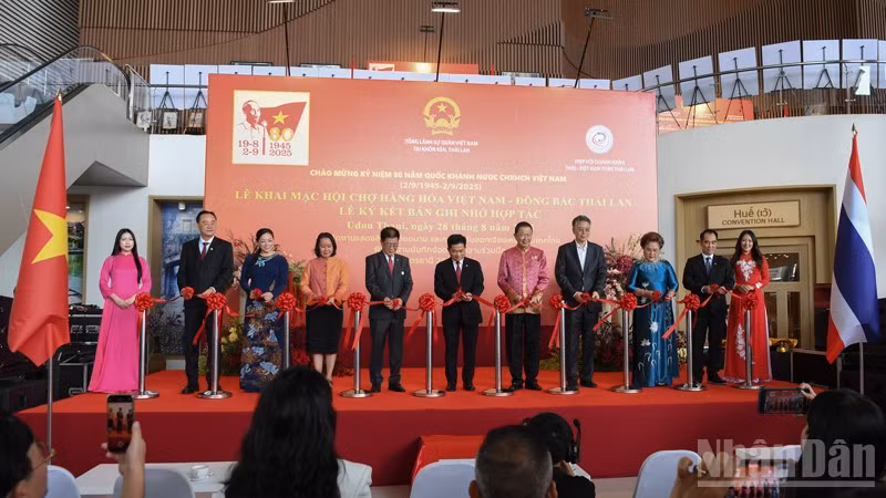 Các đại biểu cắt băng khai mạc Hội chợ hàng hóa Việt Nam-Đông Bắc Thái Lan.