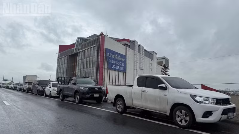 Nhiều bãi đỗ xe tạm thời dài hàng kilomet được hình thành trên đường cao tốc. (Ảnh: XUÂN SƠN)