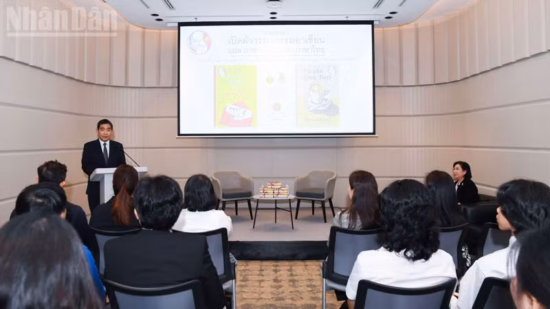 Tọa đàm và ra mắt các ấn phẩm dịch thuật văn học ASEAN từ tiếng Việt sang tiếng Thái. (Ảnh: XUÂN SƠN)