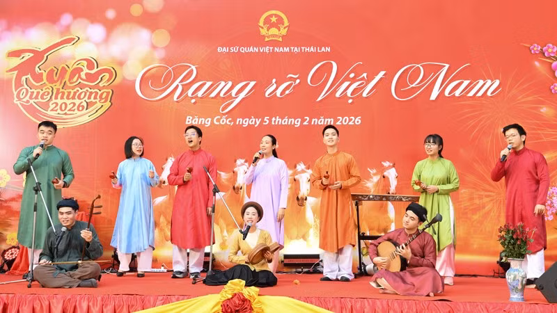 Tiết mục văn nghệ do các nghệ sĩ của VICH và sinh viên Việt Nam tại Thái Lan biểu diễn. (Ảnh: XUÂN SƠN)