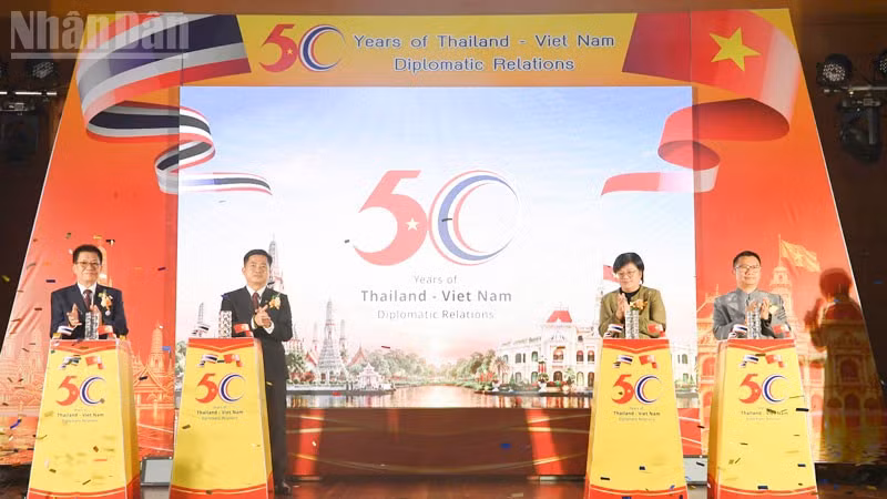 Các đại biểu bấm nút khai mạc Lễ hội Văn hóa Việt Nam-Thái Lan. (Ảnh: XUÂN SƠN)