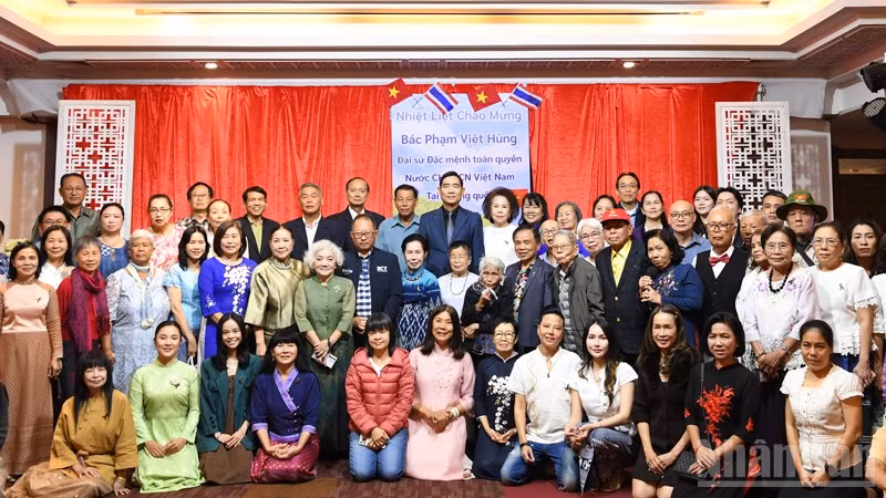 Đại sứ Phạm Việt Hùng cùng đông đảo kiều bào tại tỉnh Chiang Mai, Thái Lan. (Ảnh: XUÂN SƠN)