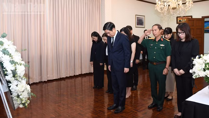 Đoàn đại biểu Đại sứ quán Việt Nam tại Thái Lan và các cơ quan bên cạnh viếng đồng chí Saysomphone Phomvihane. (Ảnh: XUÂN SƠN)
