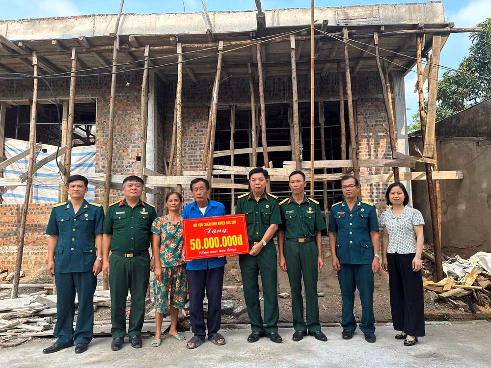 Cựu chiến binh Phạm Văn Lượng, thôn Phù Mã, xã Sóc Sơn, Hà Nội, nhận hỗ trợ xây nhà mới. (Ảnh NGỌC LAN)