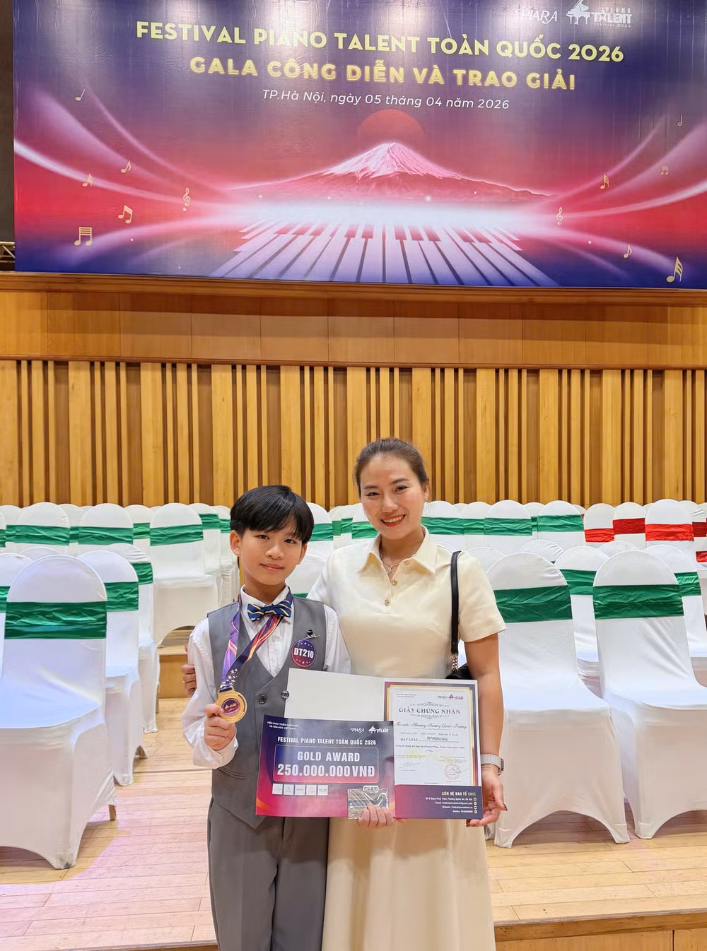 Quốc Trường và cô giáo Thủy Tiên tại Festival Piano Talent toàn quốc 2026.