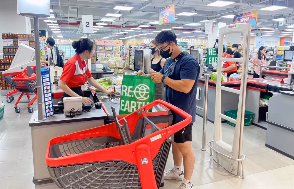 Người tiêu dùng trẻ ở Việt Nam đang dần thay đổi, chú trọng sử dụng các sản phẩm xanh. 