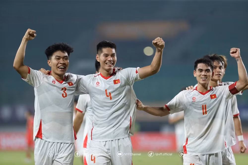 Nguyễn Hiểu Minh (thứ hai từ trái sang) tỏa sáng trong trận đấu với U23 Lào. (Ảnh VFF)